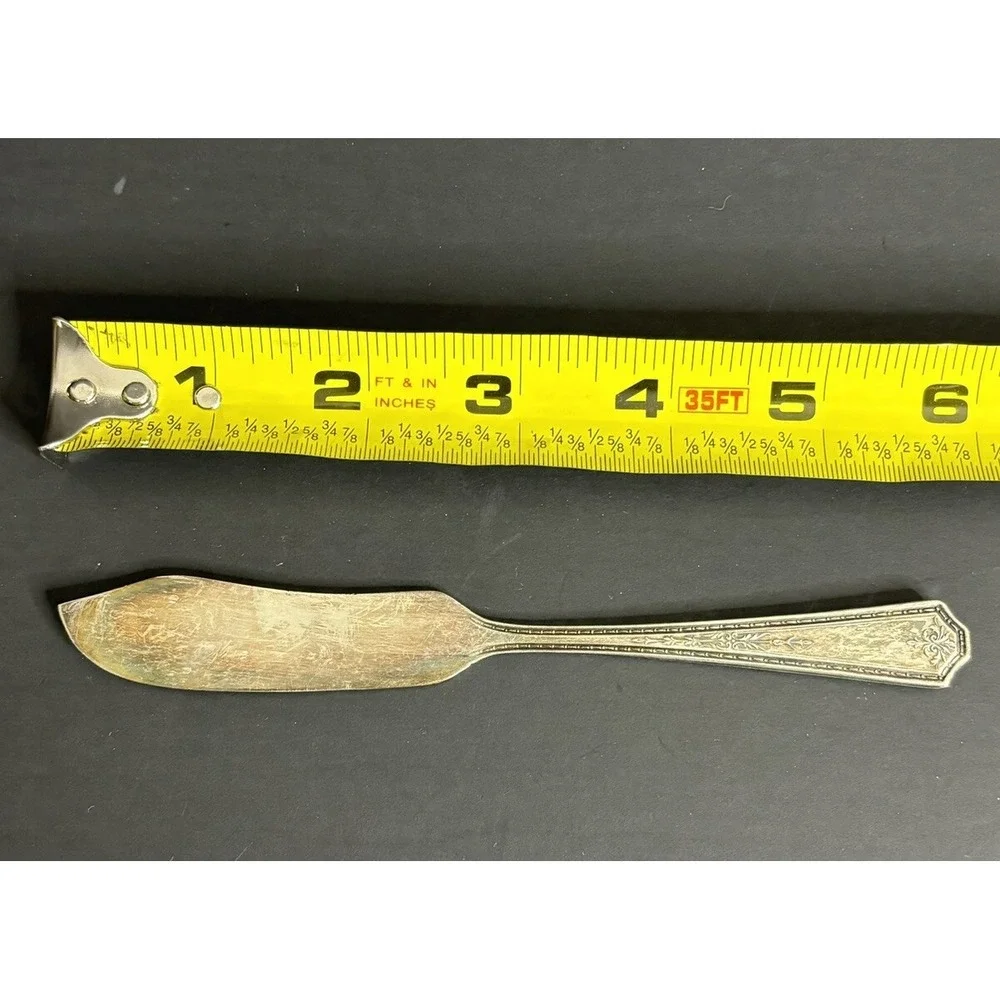 4 WM Rogers Mayfair Flat Handled Butter Spreaders Silver Plate International